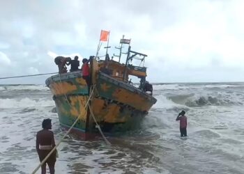 Stranded boats and fishermen safe
