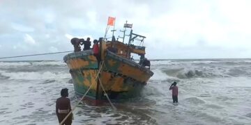 Stranded boats and fishermen safe