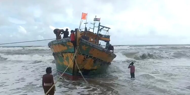 Stranded boats and fishermen safe