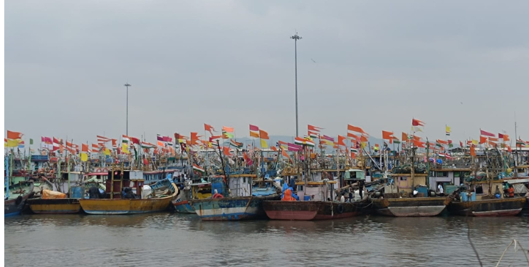 Stranded boats and fishermen safe