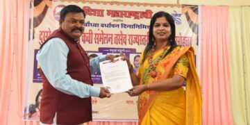 Sandesh Kadam receives "Ideal Journalist Award"