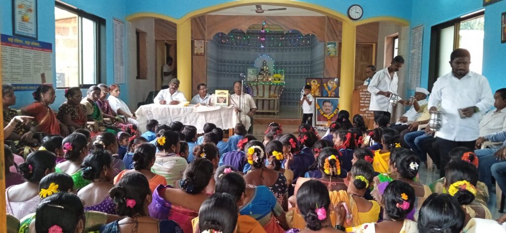 दोडवली येथे भव्य संविधान रॅली गुहागर, ता. 28 : तालुक्यातील दोडवली येथे दि. 26 नोव्हेंबर रोजी संविधान दिनाचे औचित्य साधून भव्य संविधान रॅली उत्साहत आणि शिस्तबद्ध पद्धतीने पार पडली. यामध्ये गावातील प्रत्येक नागरिकांचे मेहनत, समर्पण आणि संवेदनशीलता दिसून आली. Constitution rally at Dodawali भारतीय संविधानाचे जनक, विश्वरत्न डॉ बाबासाहेब आंबेडकर यांनी दिलेल्या संविधानाने प्रत्येक माणसाला आणि विशेषत: महिलांना गुलामगिरीच्या जोखडातून बाहेर काढले आणि प्रत्येक माणसाला माणूस म्हणून जगण्याचा अधिकार बहाल केला. त्याच संविधानाची रॅली वाजत गाजत गावातील महिलांनी मोठ्या प्रमाणात उपस्थितीत पार पाडली. Constitution rally at Dodawali संविधान रॅली संपन्न होण्यासाठी गावातील प्रतिष्ठित व्यक्ती आणि अमृत महोत्सव समितीचे सन्माननिय सल्लागार श्री दत्तारामजी निकम साहेब, श्री प्रकाश जाधव साहेब, श्री सोनू रामगडे साहेब, कुणबी ग्रामस्थ मंडळाचे अध्यक्ष आणि अमृत महोत्सव समितीचे कार्यवाहक श्री प्रकाश कांबळे (गावकर ), अमृत महोत्सव समितीचे उपाध्यक्ष श्री बाळकृष्ण हुमणे व श्री प्रदिप जाधव साहेब, सहखजिनदार सौ स्नेहल रामगडे मॅडम, कुणबी ग्रामस्थ मंडळाचे सेक्रेटरी, ग्रामपंचायत सदस्य व अमृत महोत्सव समिती सदस्य श्री संजय हुमणे साहेब, श्री यशवंत कांबळे साहेब आणि मा. मुख्याध्यापक श्री प्रकाश जोगळे सर, श्री सुमित बोबडे सर व शिक्षकवृंद यांचा मोठा सिंहाचा वाटा आहे. तसेच दोडवली बुद्ध विहार ट्रस्ट, पंचशील नगरचे सर्व पदाधिकारी व सहकाऱ्यांचे विशेष सहकार्य लाभले आहे. Constitution rally at Dodawali