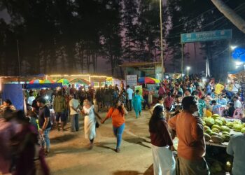 Huge crowd of tourists on Guhagar beach