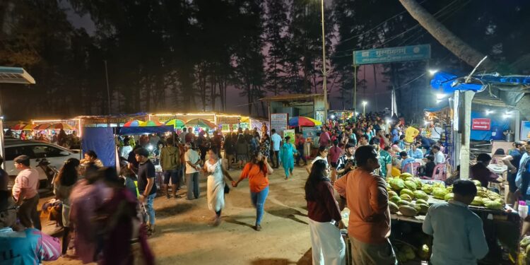Huge crowd of tourists on Guhagar beach