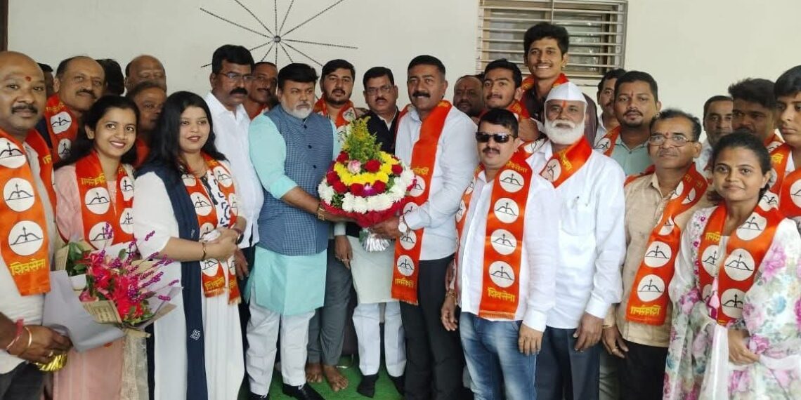 Gaurav Velhal joins Shiv Sena along with his workers