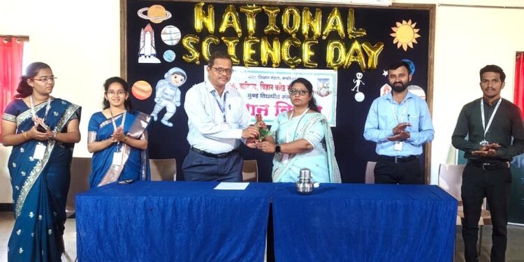 Lecture by Babasaheb Sutar at DGK College