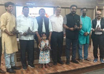 Journalists honored with the 'Devarshi Narad Journalist Award,' alongside distinguished dignitaries.