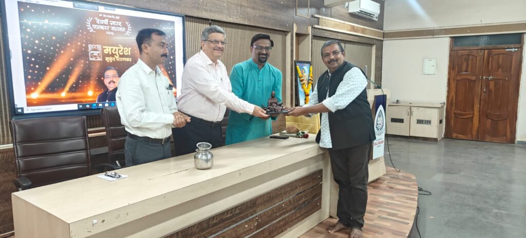 Mayuresh Patankar accepting the Devarshi Narad Journalist Award.