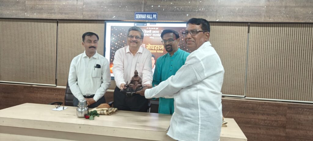 Meghraj Jadhav accepting the Devarshi Narad Journalist Award.