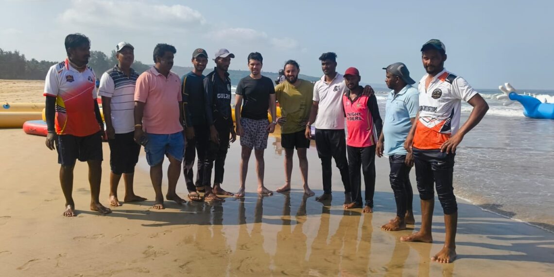 Samarth Water Sports च्या कर्मचाऱ्यांनी वाचवलेले हेच ते दोन तरुण (मध्यभागी)
