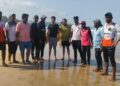 Samarth Water Sports च्या कर्मचाऱ्यांनी वाचवलेले हेच ते दोन तरुण (मध्यभागी)