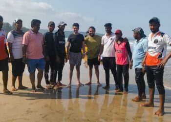 Samarth Water Sports च्या कर्मचाऱ्यांनी वाचवलेले हेच ते दोन तरुण (मध्यभागी)