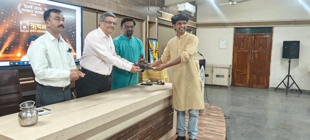 Rishabh Todankar accepting the Devarshi Narad Journalist Award.