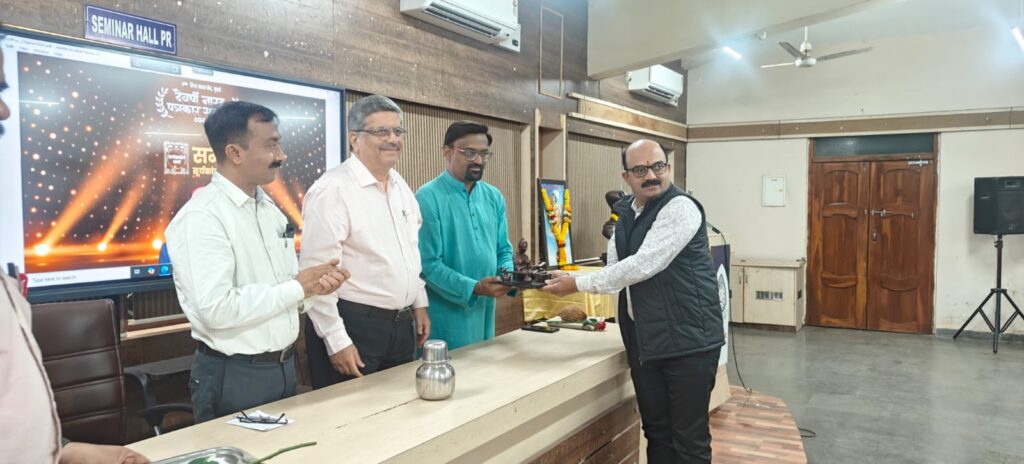 Sameer Jadhav accepting the Devarshi Narad Journalist Award.