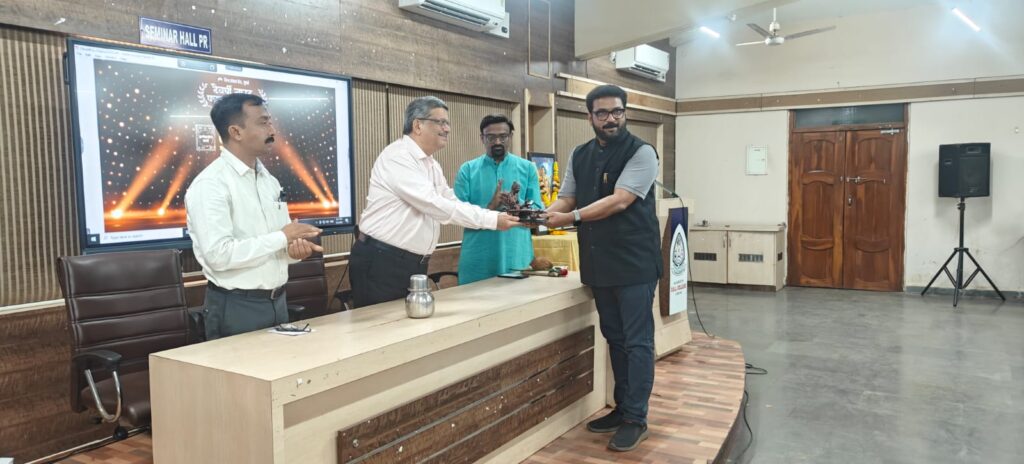Shekhar Samant accepting the Devarshi Narad Journalist Award.