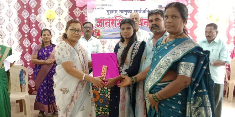 Felicitation by Guhagar Gyanrashmi Library