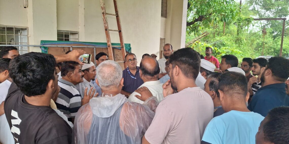 Citizens surround Shringartali Mahavitaran office