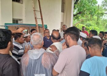 Citizens surround Shringartali Mahavitaran office