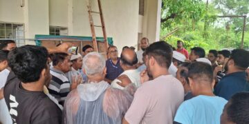 Citizens surround Shringartali Mahavitaran office