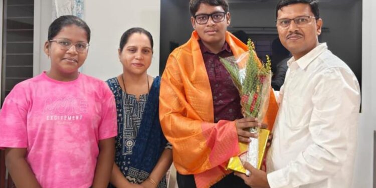 Abhinav and Manasvi felicitated by Yash Computer