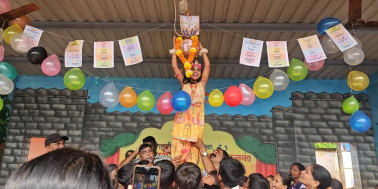 'Dahi Handi' at Velaneshwar School
