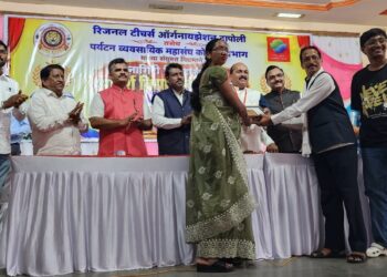 'Adarsh Vidyaratna Puraskar' for Gangavane Sir