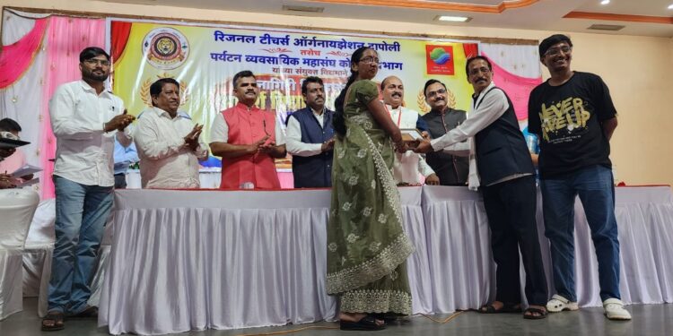 'Adarsh Vidyaratna Puraskar' for Gangavane Sir