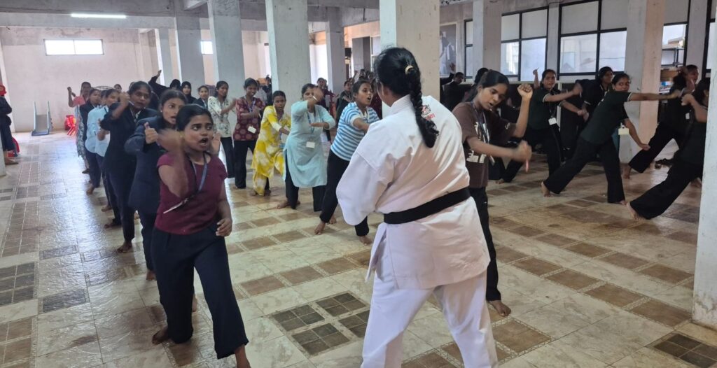 रिगल कॉलेजमध्ये कराटे प्रशिक्षण कार्यशाळा संपन्न गुहागर, ता. 31 : रिगल एज्युकेशन सोसायटी, चिपळूण संचलित रिगल कॉलेज, शृंगारतळी येथे विद्यार्थ्यांसाठी कराटे प्रशिक्षण कार्यशाळेचे आयोजन करण्यात आले होते. यावेळी आंतरराष्ट्रीय खेळाडू डॉ. योगिता खाडे यांचे स्वागत रिगल कॉलेजच्या प्राचार्या मा. सौ. रेश्मा मोरे यांच्या हस्ते शाल, सन्मानचिन्ह व पुष्पगुच्छ देऊन करण्यात आले. Karate training at Regal College यानंतर डॉ. योगिता खाडे यांनी विद्यार्थ्यांना कराटेचे महत्त्व, त्याचे फायदे आणि स्वसंरक्षणाची आवश्यकता याविषयी मार्गदर्शन केले. त्यांनी विद्यार्थ्यांना विविध व्यायामप्रकार, स्थिर व गतिमान हालचाली (Static and Dynamic Actions), मानेची स्थिती (Neck Position) तसेच यासोबतच स्वसंरक्षणासाठी आवश्यक असलेल्या नऊ पोझिशन्स, गेदान (Gedan), जोदान (Jodan) आणि किझामी झुकी (Kizami-zuki) यांसारख्या कराटे तंत्रांची माहिती देऊन त्यांची प्रात्यक्षिके करून दाखवली. विद्यार्थ्यांनीही या सर्व प्रकारांचा उत्स्फूर्तपणे सराव केला. Karate training at Regal College आजच्या काळात प्रत्येक विद्यार्थ्याने, विशेषतः मुलींनी स्वसंरक्षणाचे कौशल्य आत्मसात करणे आवश्यक आहे. कराटेमुळे शारीरिक तंदुरुस्ती, आत्मविश्वास, शिस्त आणि संकटाच्या वेळी स्वतःचे संरक्षण करण्याची क्षमता विकसित होते, असे प्रतिपादन डॉ. योगिता खाडे यांनी केले. विद्यार्थ्यांमध्ये स्वसंरक्षणाविषयी जागरूकता निर्माण करणे, शारीरिक क्षमता वाढविणे आणि आत्मविश्वास विकसित करणे हा या कार्यशाळेचा मुख्य उद्देश होता. विद्यार्थ्यांनीही या कार्यशाळेत उत्स्फूर्त सहभाग नोंदवत विविध कराटे व्यायामप्रकार व तंत्रांचा सराव केला. Karate training at Regal College कार्यक्रमाचे सूत्रसंचालन व आभारप्रदर्शन प्रा. अदिती किल्लेकर यांनी केले. रिगल कॉलेजच्या प्राचार्या मा. सौ. रेश्मा मोरे, कार्यक्रम व्यवस्थापक प्रा. सौ. पूजा मोरे तसेच सर्व प्राध्यापकवर्ग यांच्या सहकार्याने ही कार्यशाळा यशस्वीरीत्या संपन्न झाली. या कार्यशाळेच्या माध्यमातून विद्यार्थ्यांना स्वसंरक्षणाचे महत्त्व समजावून देण्याबरोबरच आत्मविश्वास, शिस्त आणि शारीरिक सक्षमीकरणाचा संदेश देण्यात आला. Karate training at Regal College
