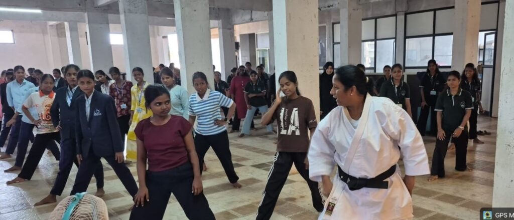 रिगल कॉलेजमध्ये कराटे प्रशिक्षण कार्यशाळा संपन्न गुहागर, ता. 31 : रिगल एज्युकेशन सोसायटी, चिपळूण संचलित रिगल कॉलेज, शृंगारतळी येथे विद्यार्थ्यांसाठी कराटे प्रशिक्षण कार्यशाळेचे आयोजन करण्यात आले होते. यावेळी आंतरराष्ट्रीय खेळाडू डॉ. योगिता खाडे यांचे स्वागत रिगल कॉलेजच्या प्राचार्या मा. सौ. रेश्मा मोरे यांच्या हस्ते शाल, सन्मानचिन्ह व पुष्पगुच्छ देऊन करण्यात आले. Karate training at Regal College यानंतर डॉ. योगिता खाडे यांनी विद्यार्थ्यांना कराटेचे महत्त्व, त्याचे फायदे आणि स्वसंरक्षणाची आवश्यकता याविषयी मार्गदर्शन केले. त्यांनी विद्यार्थ्यांना विविध व्यायामप्रकार, स्थिर व गतिमान हालचाली (Static and Dynamic Actions), मानेची स्थिती (Neck Position) तसेच यासोबतच स्वसंरक्षणासाठी आवश्यक असलेल्या नऊ पोझिशन्स, गेदान (Gedan), जोदान (Jodan) आणि किझामी झुकी (Kizami-zuki) यांसारख्या कराटे तंत्रांची माहिती देऊन त्यांची प्रात्यक्षिके करून दाखवली. विद्यार्थ्यांनीही या सर्व प्रकारांचा उत्स्फूर्तपणे सराव केला. Karate training at Regal College आजच्या काळात प्रत्येक विद्यार्थ्याने, विशेषतः मुलींनी स्वसंरक्षणाचे कौशल्य आत्मसात करणे आवश्यक आहे. कराटेमुळे शारीरिक तंदुरुस्ती, आत्मविश्वास, शिस्त आणि संकटाच्या वेळी स्वतःचे संरक्षण करण्याची क्षमता विकसित होते, असे प्रतिपादन डॉ. योगिता खाडे यांनी केले. विद्यार्थ्यांमध्ये स्वसंरक्षणाविषयी जागरूकता निर्माण करणे, शारीरिक क्षमता वाढविणे आणि आत्मविश्वास विकसित करणे हा या कार्यशाळेचा मुख्य उद्देश होता. विद्यार्थ्यांनीही या कार्यशाळेत उत्स्फूर्त सहभाग नोंदवत विविध कराटे व्यायामप्रकार व तंत्रांचा सराव केला. Karate training at Regal College कार्यक्रमाचे सूत्रसंचालन व आभारप्रदर्शन प्रा. अदिती किल्लेकर यांनी केले. रिगल कॉलेजच्या प्राचार्या मा. सौ. रेश्मा मोरे, कार्यक्रम व्यवस्थापक प्रा. सौ. पूजा मोरे तसेच सर्व प्राध्यापकवर्ग यांच्या सहकार्याने ही कार्यशाळा यशस्वीरीत्या संपन्न झाली. या कार्यशाळेच्या माध्यमातून विद्यार्थ्यांना स्वसंरक्षणाचे महत्त्व समजावून देण्याबरोबरच आत्मविश्वास, शिस्त आणि शारीरिक सक्षमीकरणाचा संदेश देण्यात आला. Karate training at Regal College